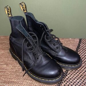 Doc Martens size 8 boot, 1460